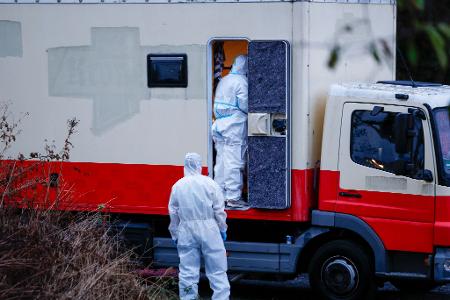 Beamte der Spurensicherung sind auf einem Parkplatz in Niederzier im Einsatz und untersuchen den Lastwagen des Verdächtigen nach Spuren. Die Polizei fahndet weiter mit Hochdruck nach einem Mann, der Sabotageaktionen gegen das deutsche Stromnetz verübt haben soll.