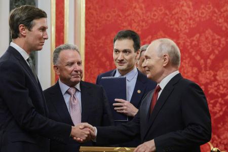 Putin spricht erneut mit Trumps Gesandten Kushner und Witkoff (von links) über eine mögliche Beendigung seines Angriffskriegs gegen die Ukraine. 