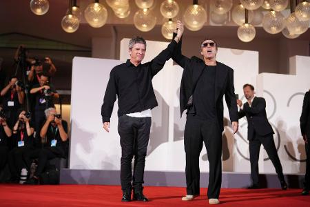 Noel Gallagher (l) und Liam Gallagher stehen am Samstag auf dem roten Teppich bei der 83. Ausgabe der Filmfestspiele von Venedig anlässlich der Filmvorführung von „Oasis: Don’t Look Back In Anger“.