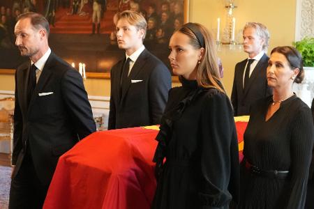 Høiby (2. v. r.) war in den Tagen der Trauer im engsten Kreis der Familie. (Archivbild)