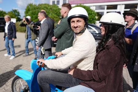 AfD-Spitzenkandidat Ulrich Siegmund und seine Ehefrau Julia fahren nach ihrer Stimmabgabe nahe dem Wahllokal auf einer Simson Schwalbe. 