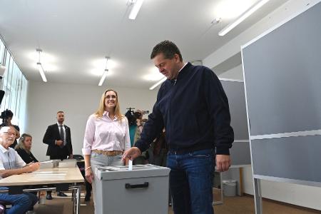 Ministerpräsident Sven Schulze wählt in Magdeburg gemeinsam mit seiner Ehefrau Kati. 