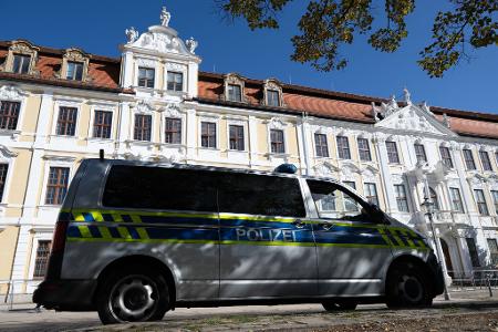 Ein Einsatzfahrzeug der Polizei steht vor dem Gebäude des Landtags von Sachsen-Anhalt.