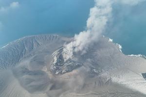 Auf einem Drohnenfoto ist zu sehen, wie der Vulkan Anak Krakatau Aschewolken ausstößt.
