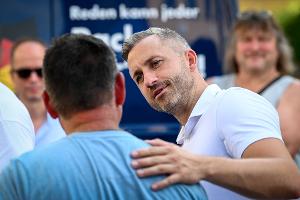 Egal, wo Ulrich Siegmund (AfD) im Wahlkampf hinkam – Hunderte Menschen wollten bei den Terminen ein Foto mit dem AfD-Politiker machen. (Archivbild)