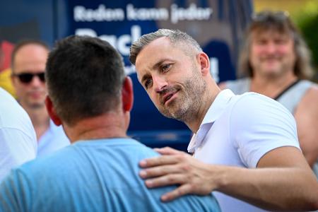Egal, wo Ulrich Siegmund (AfD) im Wahlkampf hinkam – Hunderte Menschen wollten bei den Terminen ein Foto mit dem AfD-Politiker machen. (Archivbild)