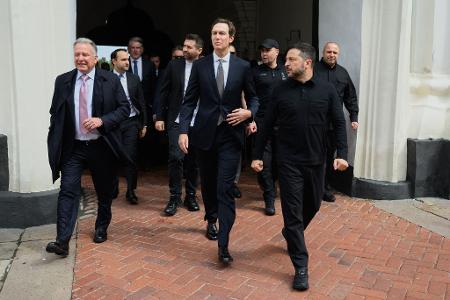 Erstmals sind die US-Unterhändler Witkoff und Kushner in Kiew.