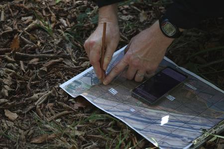 Das Gebiet wird systematisch von den Einsatzkräften erfasst.