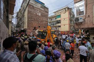 Rettungskräfte suchen in Neu-Delhi unter den Trümmern eines eingestürzten Gebäudes nach Überlebenden.