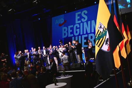 Die AfD feiert am Wahlabend.