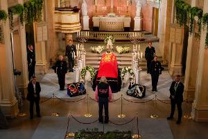 Viele Norwegerinnen und Norweger wollen sich am Sarg von König Harald V. verabschieden. Bis zum Tag vor dessen Begräbnis können sie das in der Schlosskapelle tun. 