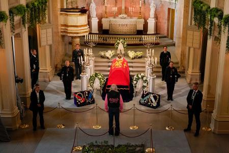Viele Norwegerinnen und Norweger wollen sich am Sarg von König Harald V. verabschieden. Bis zum Tag vor dessen Begräbnis können sie das in der Schlosskapelle tun. 