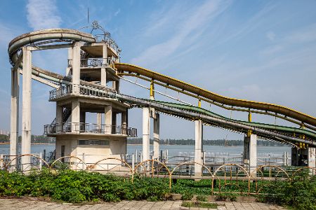 Turm einer Wasserrutsche vor einem See