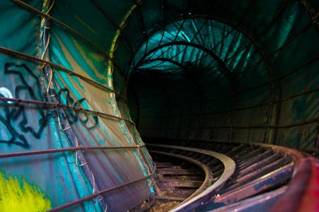 Schienen einer Achterbahn führen ins Dunkle