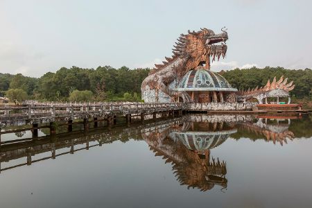Drachenkopf eines verlassenen Fahrgeschäfts in einem See