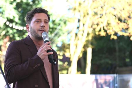 Grünen-Bundeschef Felix Banaszak sieht alle demokratischen Parteien in Verantwortung.