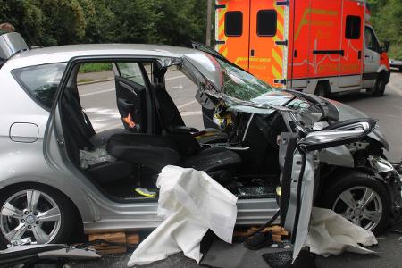 Polizeikräfte nahmen den Unfall auf und stellten fest, dass der Mercedes ein Totalschaden war. Er wurde abgeschleppt.