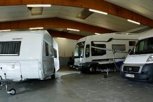 Ein trockener Platz für den Winter: in der Halle hats der Caravan gemütlich. 