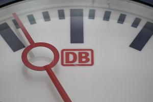 Die Deutsche Bahn konnte sich bei der Pünktlichkeit im August nur leicht verbessern. (Archivbild)