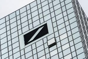 Deutschlands größtes Geldhaus sieht sich mit weiteren millionenschweren Klagen von ehemaligen Mitarbeitern konfrontiert. (Archivbild)
