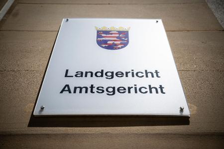 Vor dem Landgericht Frankfurt sollte die Schadenersatzklage eines ehemaligen Deutsche-Bank-Mitarbeiters in dieser Woche verhandelt werden. Nun hat der Kläger seine Klage zurückgezogen. (Symbolbild)
