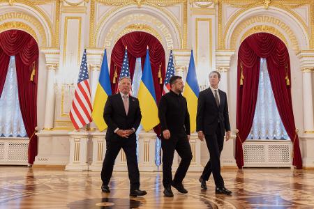 Auf diesem Foto, das vom Pressebüro des ukrainischen Präsidenten zur Verfügung gestellt wurde, ist der ukrainische Präsident Wolodymyr Selenskyj (M) zu sehen, wie er sich im Marienpalast in Kiew mit den Gesandten des US-Präsidenten Trump, Jared Kushner (r) und Steve Witkoff, trifft.