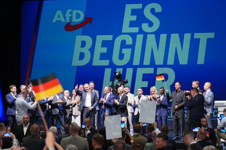 Ulrich Siegmund steht mit Funktionären der AfD bei der Wahlparty der AfD im Alten Theater in Magdeburg vor dem Schriftzug 