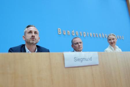 AfD-Spitzenkandidat Ulrich Siegmund versucht Abgeordnete anderer Parteien auf die Seite der AfD zu ziehen, damit es für die erste AfD-Regierungsmehrheit in einem Bundesland reicht. Die AfD-Chefs Alice Weidel und Tino Chrupalla erhoffen sich dadurch einen Schub für ihre Partei auch im Bund. 