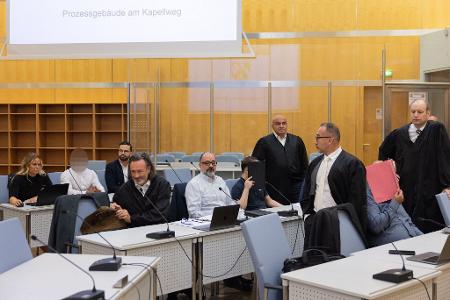 Die drei Angeklagten im Gerichtssaal.