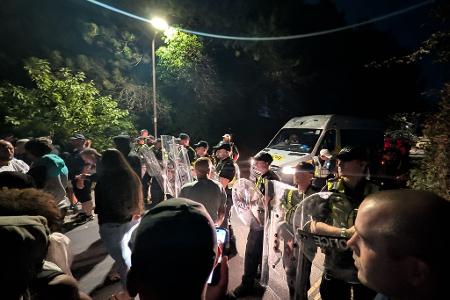 Hunderte rechte Demonstranten blockierten über Nacht Zufahrtswege zum Hafen in Portsmouth, um Bootsmigranten an der Einreise zu hindern.