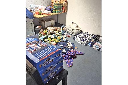 Bei einer Polizeikontrolle fiel ein Pkw mit Neuwaren im Wert von rund 4000 Euro auf. Die Polizei geht von Diebesgut aus und stellte die Waren sicher. Foto: Polizei MK