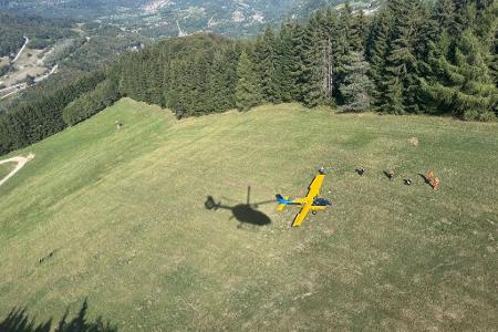 Einsatzkräfte mussten die drei Insassen aus dem Flugzeug bergen und versorgen.