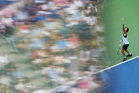 Carlos Alcaraz schlägt den Ball bei den US Open.