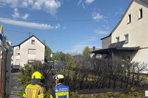 Einsatzkräfte vor dem Brandobjekt
