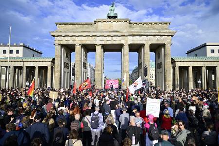 Am Montag demonstrierten in Berlin Menschen gegen die AfD.