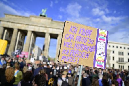 Campact und Fridays for Future hatten zu der Kundgebung am Brandenburger Tor aufgerufen.