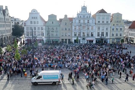 In Rostock sagen mehr als 500 Menschen für Vielfalt, Zusammenhalt und Kunstfreiheit. 