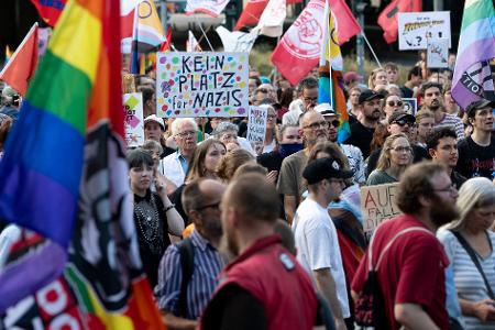 In Essen protestierten mehr als 1.000 Menschen gegen die AfD.