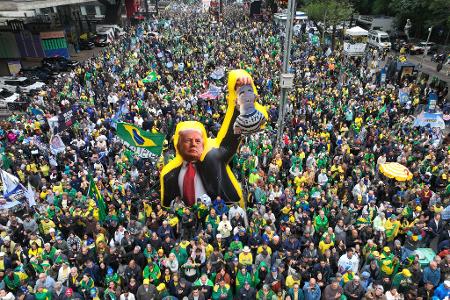 Trump im brasilianischen Wahlkampf: Anhänger des Oppositionskandidaten Bolsonaro glorifizieren den US-Präsidenten.