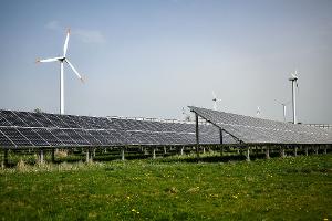 Wind und Sonne sind wichtige Stromlieferanten für Deutschland. (Symbolbild)