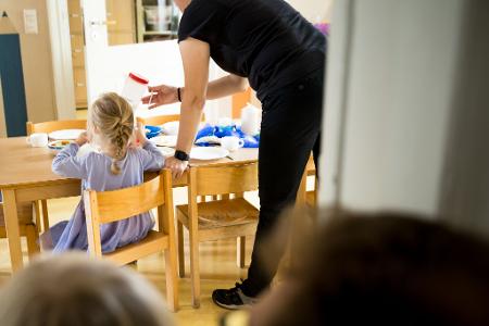 Der Ausbau der Kinderbetreuung wirkt sich der Studie zufolge auch noch nach Ende der Kita-Zeit positiv auf das Einkommen der Mütter aus. (Symbolbild)