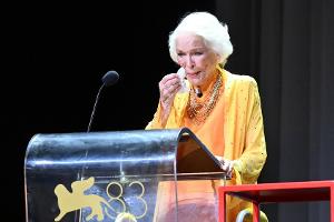 Ellen Burstyn nimmt Goldenen Löwen unter Tränen entgegen