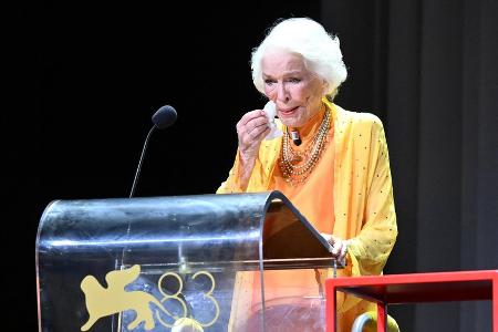 Ellen Burstyn nimmt Goldenen Löwen unter Tränen entgegen