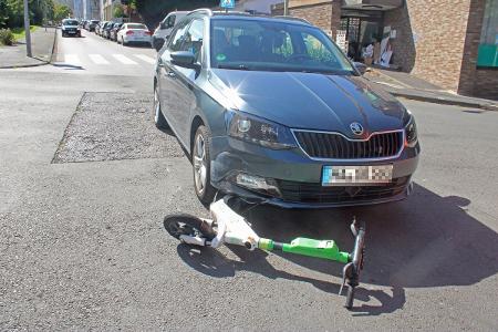 Eine 40-jährige E-Scooter-Fahrerin erlitt bei einem Sturz am Montagnachmittag (07.09.2026) schwere Verletzungen.