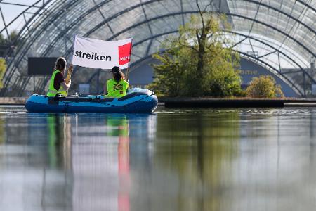 Leipzig: „Wir streiken“ auf dem Wasser – Messe-Beschäftigte setzen vor Glashalle ein Zeichen