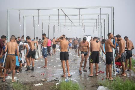 Duschen am Trampolin Beach - Migranten in Ceuta
