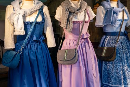 Dirndl mit Handtaschen an Ausstellungspuppen