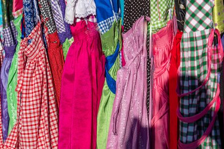 Viele Dirndl auf der Stange