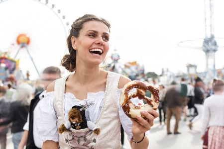 Frau im Dirndl auf dem Oktoberfest