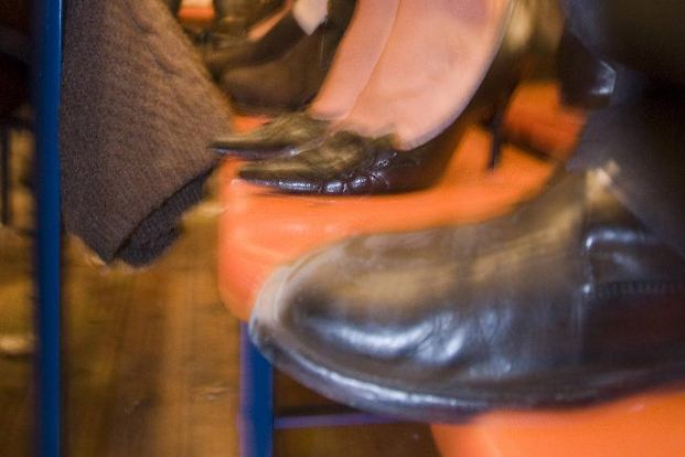 Menschen tanzen auf dem Tisch